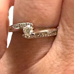 14k white gold diamond ring, twist style, petite